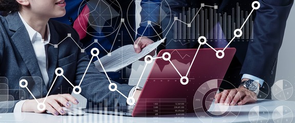 PC上のデータをグラフで可視化し全社視点で業務を分析する様子